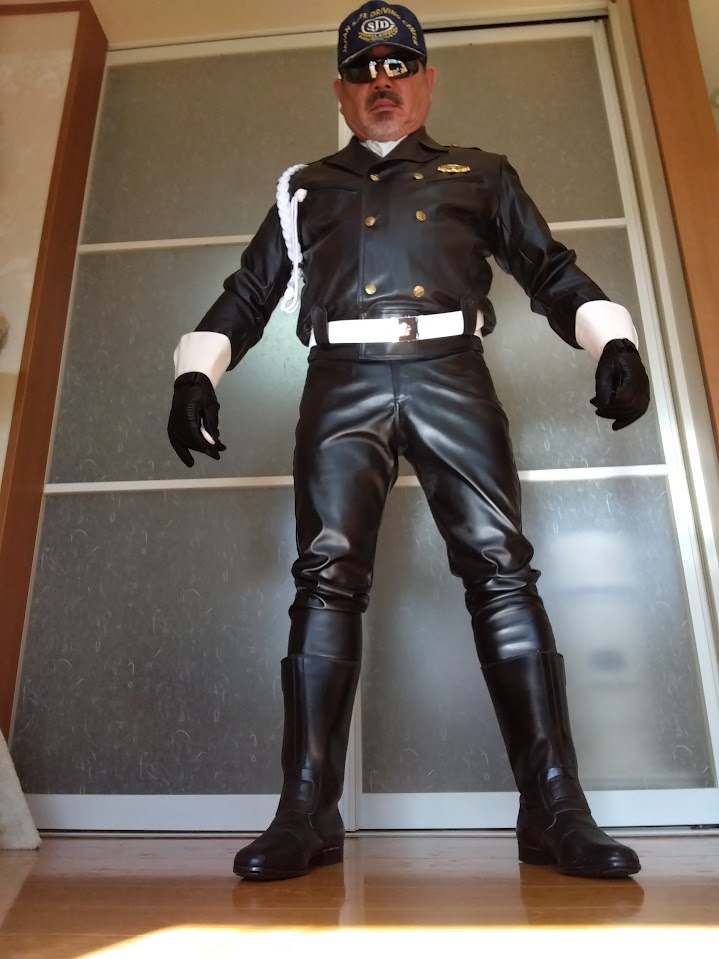 hiro03861's tweet photo. フェチって行ったバイトが終わり帰宅しましたが、フェチが収まらないので、黒革乗車服を着用しました。初顔見せですが、こんなオヤジです💦誰か襲ってください😅🥰 https://t.co/Pec3yoyj6G