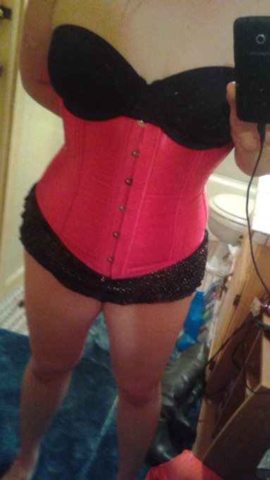 this is an old pic #corsett #blacknpink https://t.co/TiVd5AqaLO<a href="/tag/corsett"class="tags">#corsett</a><a href="/tag/blacknpink"class="tags">#blacknpink</a>