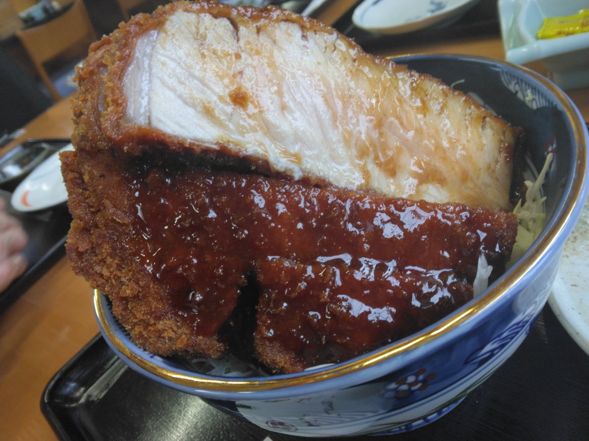 NativeSendai's tweet photo. 青葉区落合の「むらい」でソースロースかつ丼1880円。聞いたら肉だけで500～600gあるそうです。お客さんは皆驚いて写真撮ります。私は3切れ持ち帰ります。 https://t.co/yCi8nHWgXd