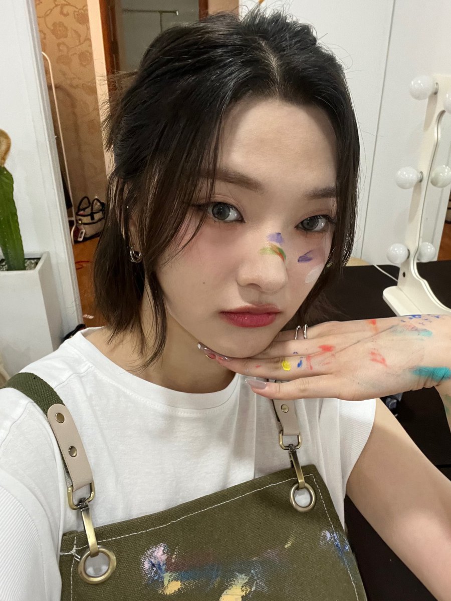 by_Weeekly's tweet photo. [#박소은]
신나는 물감 놀이 야호🎨🖌️🩵

#Weeekly #위클리
#ParkSoeun https://t.co/MsW5kfn5Ua