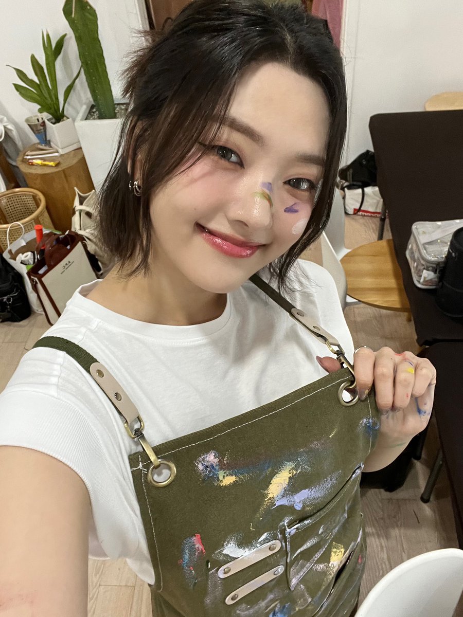 by_Weeekly's tweet photo. [#박소은]
신나는 물감 놀이 야호🎨🖌️🩵

#Weeekly #위클리
#ParkSoeun https://t.co/MsW5kfn5Ua