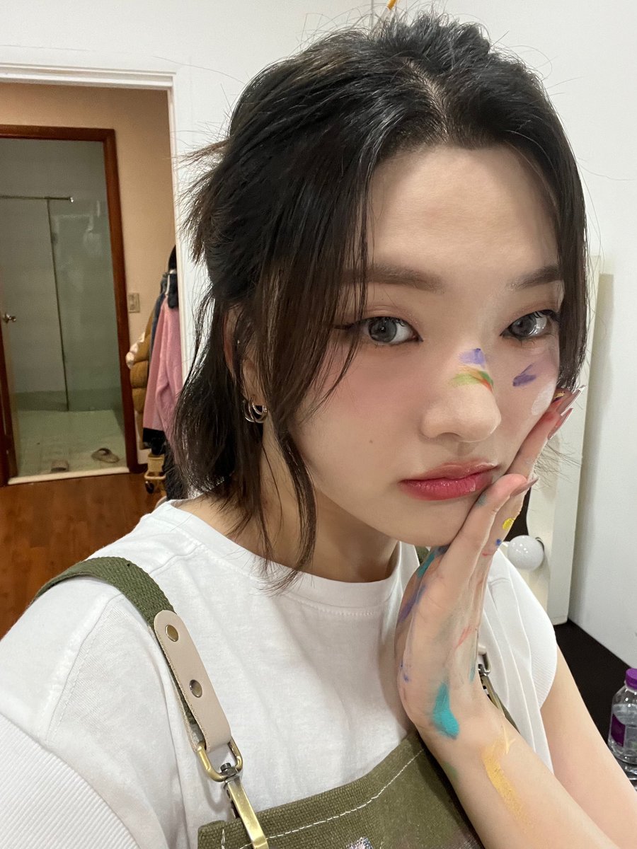 by_Weeekly's tweet photo. [#박소은]
신나는 물감 놀이 야호🎨🖌️🩵

#Weeekly #위클리
#ParkSoeun https://t.co/MsW5kfn5Ua