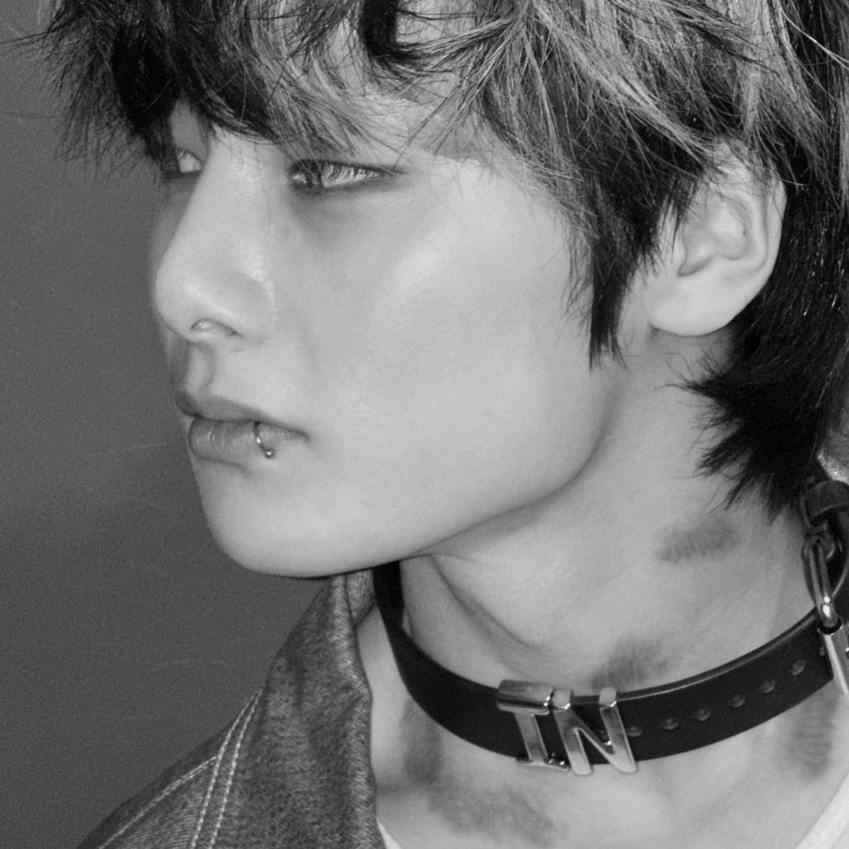suhoceannn's tweet photo. au hyunin 🔞

jeongin es un omega que hace vídeos para adultos, y tiene un crush con hyunjin, un alfa que también está en la línea de trabajo.
¿qué pasaría si el manager de jeongin logra convencer al alfa para que puedan grabar su celo juntos? https://t.co/y6NIwAp6tw