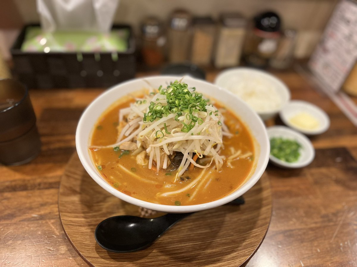 harunosuke1013's tweet photo. 定期的に食べたくなる
美味しい辛辛麺。
辛いの得意じゃないけど
ここのは美味しくて
完飲（笑）
最初はそのまま辛さを楽しみ
3分の2になったらバター
3分の1になったら酢を一回し
麺を完食してからご飯セット投入
是非皆様にも食べてほしい。

#辛辛麺 #オススメ https://t.co/laIVCVMzWf