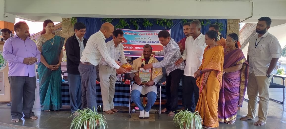 iphindia's tweet photo. C Mahadeva, a senior leader of the Soliga community in BR Hills and staff @iphindia has been conferred with the Swami Vivekananda Seva Puraskar for the year 2023-24 by Vivekananda Girijan Kalyana Kendra (VGKK). Every year VGKK awards those engaged in community and social service. https://t.co/pMI0qRWwPk