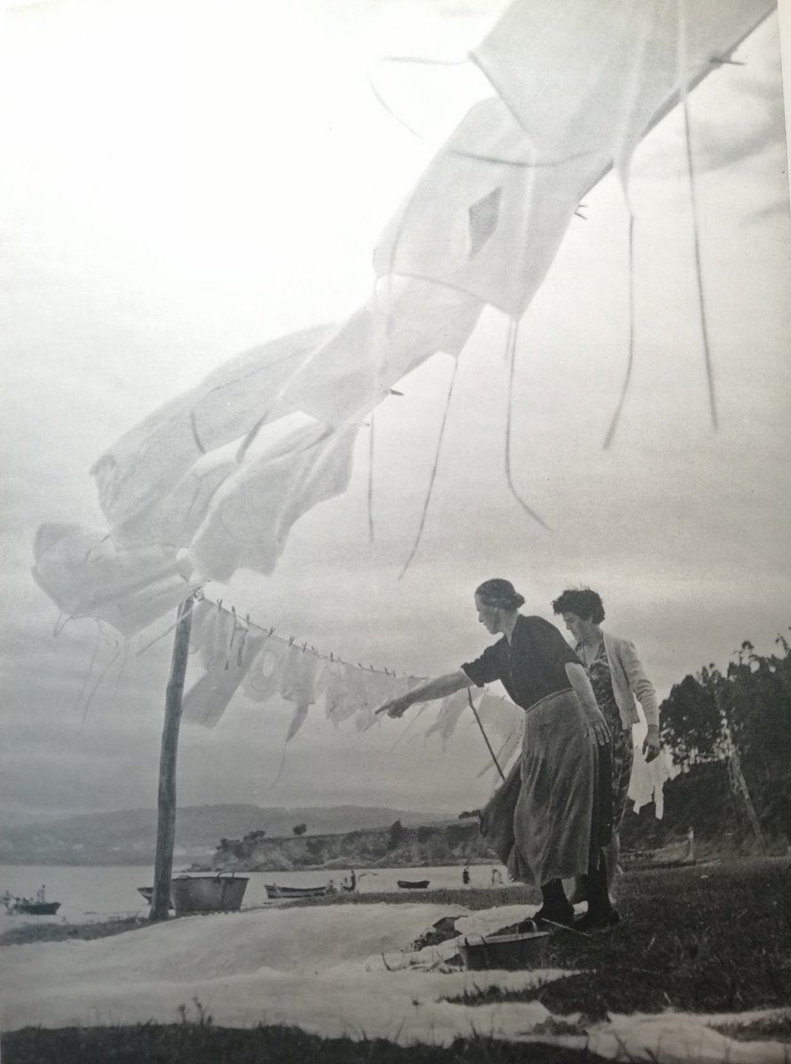 Garua2015's tweet photo. Mulleres tendendo e botando roupa ao clareo en Sada.
📷 Ramón Dimas, 1956.
"Arredor do 1960, Mercedes, outra lavandeira, cobraba trinta pesetas á semana por cada muda, composta por toda a roupa da persoa xunto coas sabas e as toallas".
✍️ Mari Vega Cerqueiro. https://t.co/bKAZY4sD7Q
