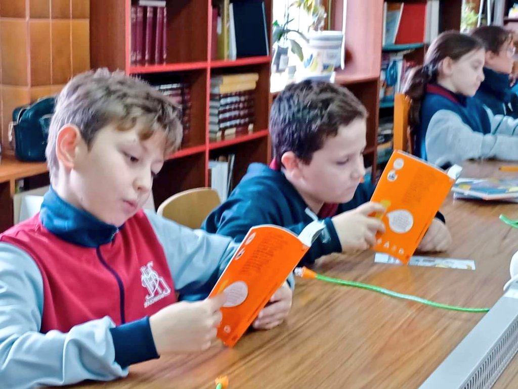 Sagradocaceres's tweet photo. El entusiasmo del club de lectura no conoce límites. Con el libro "Los escribidores de cartas" de #BeatrizOsés, los estudiantes de 4° de #Primaria exploran mundos fascinantes ¡El viento sopla a favor de la imaginación y el aprendizaje!
#Rebex #SagradoCC #HazloRealidad https://t.co/H2AVVJ6Qza