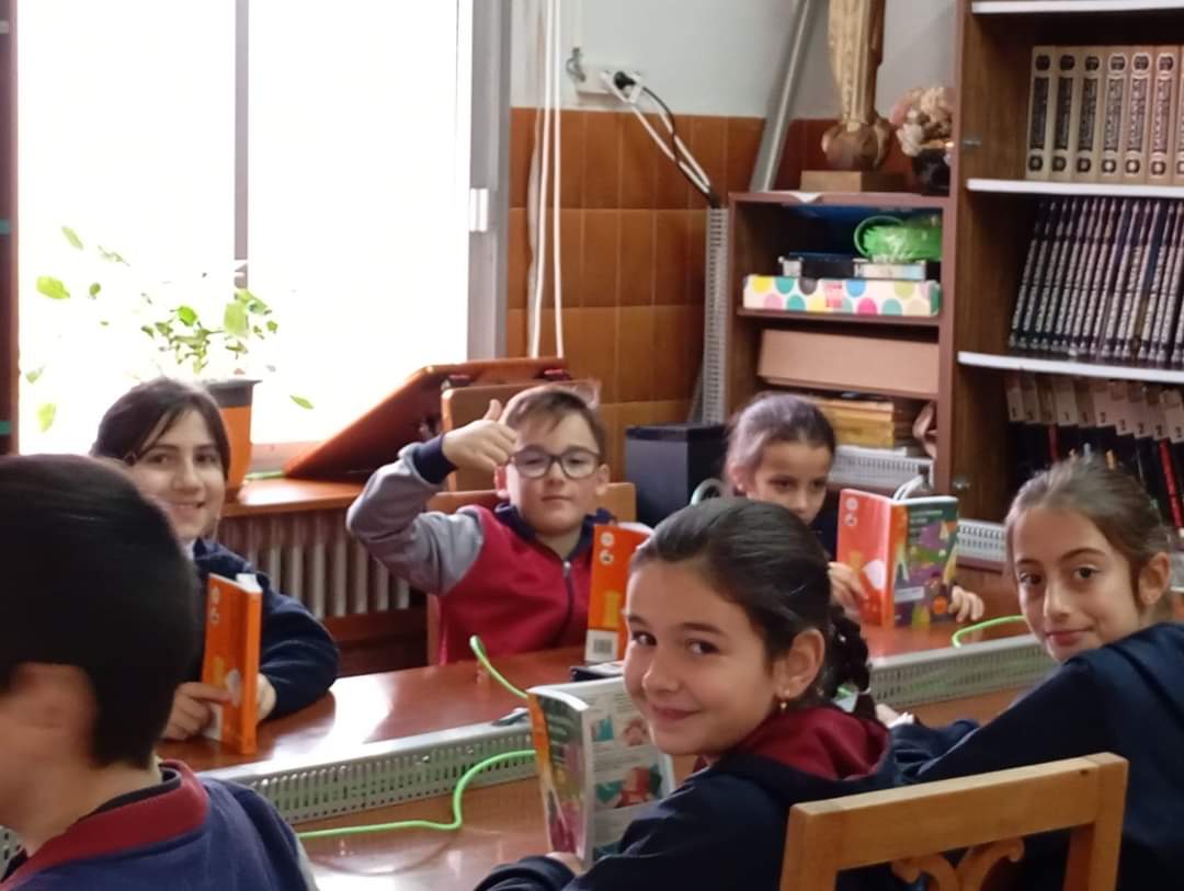 Sagradocaceres's tweet photo. El entusiasmo del club de lectura no conoce límites. Con el libro "Los escribidores de cartas" de #BeatrizOsés, los estudiantes de 4° de #Primaria exploran mundos fascinantes ¡El viento sopla a favor de la imaginación y el aprendizaje!
#Rebex #SagradoCC #HazloRealidad https://t.co/H2AVVJ6Qza