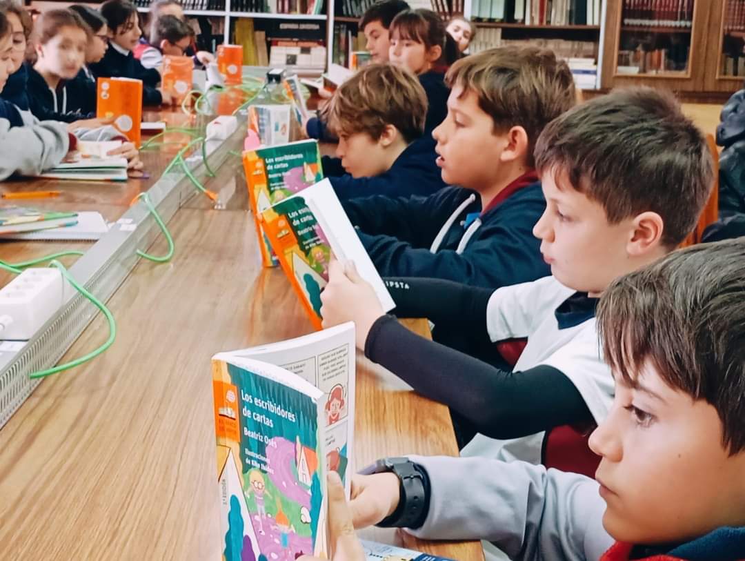 Sagradocaceres's tweet photo. El entusiasmo del club de lectura no conoce límites. Con el libro "Los escribidores de cartas" de #BeatrizOsés, los estudiantes de 4° de #Primaria exploran mundos fascinantes ¡El viento sopla a favor de la imaginación y el aprendizaje!
#Rebex #SagradoCC #HazloRealidad https://t.co/H2AVVJ6Qza