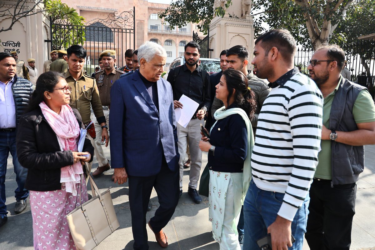 PandeyKumar313's tweet photo. बाबा हैं तो मुमकिन है 
कैबिनेट मंत्री डॉ किरोड़ी लाल मीणा ने आज आरएएस मुख्य परीक्षा की तिथि आगे बढ़ाने को लेकर विधानसभा में मुख्यमंत्री भजन लाल से मुलाक़ात की है. 
मुख्यमंत्री ने भरोसा दिलाया कि कैबिनेट की 18 जनवरी को होने बाली मीटिंग में इस मुद्दे का रखा जाएगा और उचित फ़ैसला लिया जाएगा. 
#RAS_MAINS_2023_POSTPONE 
@DrKirodilalBJP 
@BJP4Rajasthan