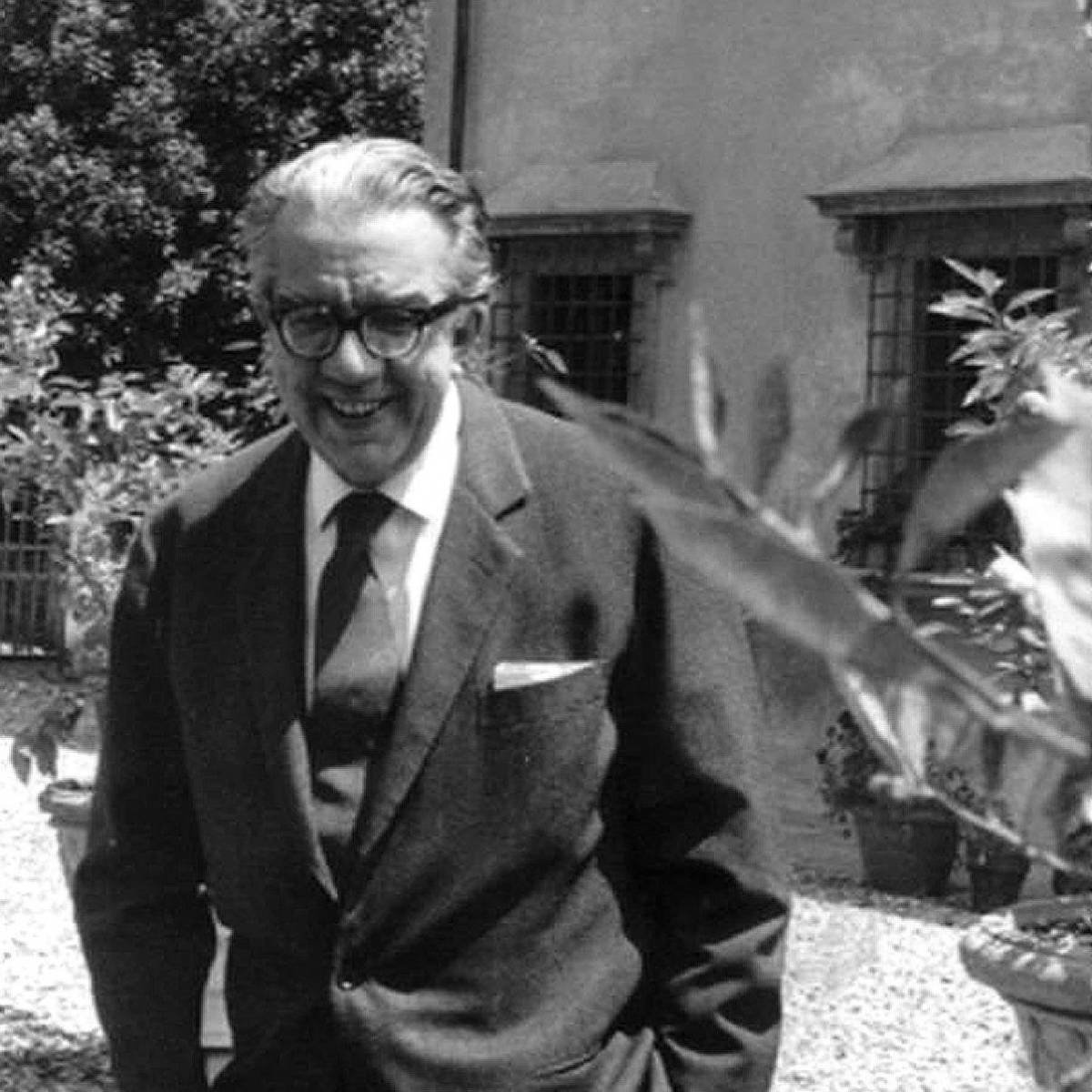adelphiedizioni's tweet photo. «Ogni filosofo vuol trovare un senso - ossia un’unità - del mondo; ma gli oggetti che deve considerare sono infiniti, e i nessi concettuali che deve stabilire tra di essi sono, se possibile, ancora più infiniti. Il vigore di un filosofo è misurato dall’ampiezza di questa rete, che egli getta sulle cose, tentando di afferrarle e di stringerle. Ma ciò che conta ugualmente, è la qualità del tessuto di questa rete. La bava del ragno dev’essere rilucente e uniforme, e tenue abbastanza da ingannare la preda. È la forza dello sguardo, che stabilisce questa unità, lucida e avvolgente».

Nasceva il 16 gennaio 1917 Giorgio Colli.