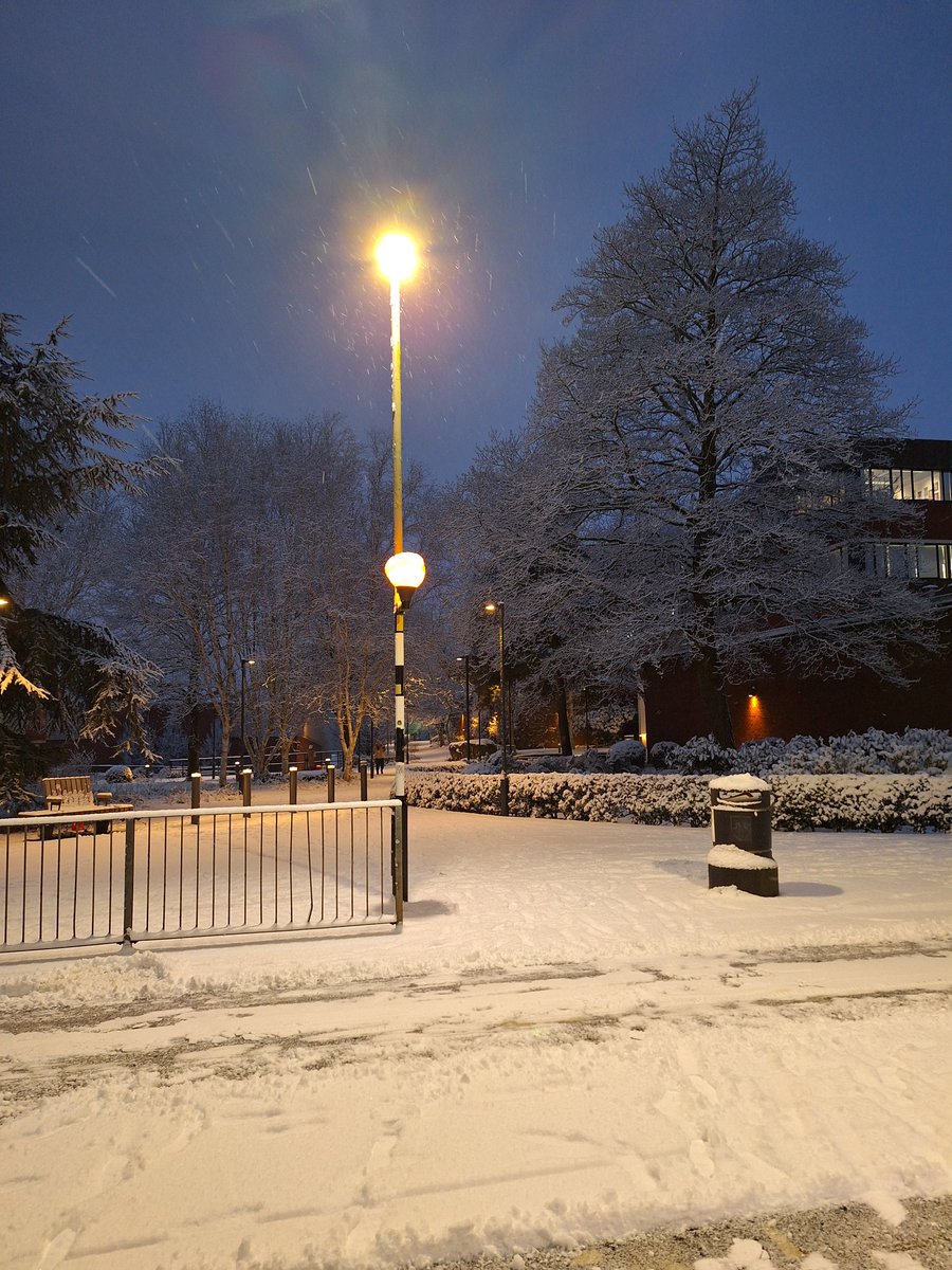 CommsCollab's tweet photo. Snowy campus, looking very beautiful @UCLan @UCLanHealth https://t.co/L8QJh2oOfl