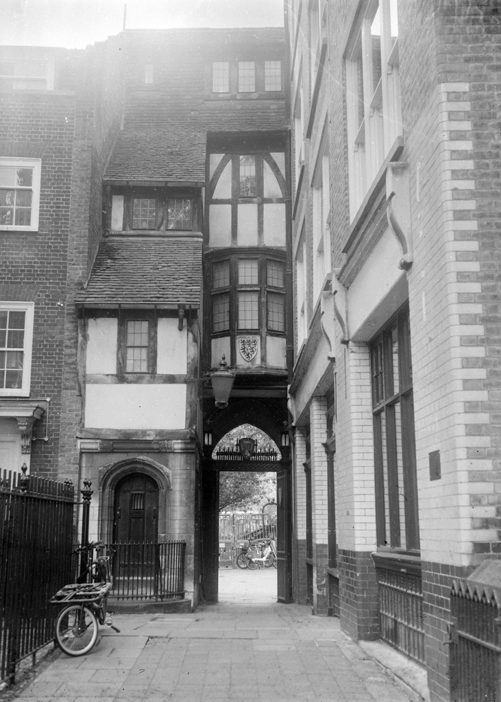 Obsolete_camera's tweet photo. And here come some results of the Voigtlander Avus from 1930! 
London, St. Bartholomew The Great. 
#theobsoletecamera #london #photooftheday #bestoftheday #picoftheday #photographer #blackandwhite #monochrome #largeformat #cityscapes #streetphoto #LondonLife #londoncity https://t.co/BQcZdZisQ5
