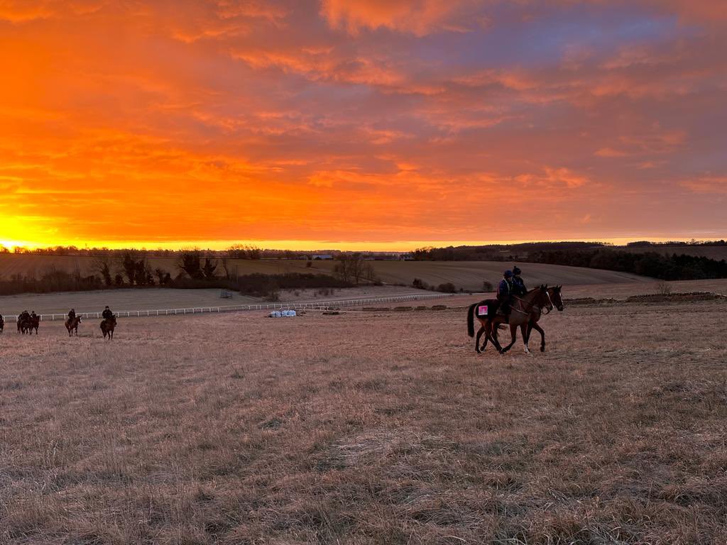 KeighleyTeam's tweet photo. Sunrise in the North Cotswolds. Warmed up to -2! 🥶
#TeamKeighley #BePartOfIt https://t.co/Jze8fiZPfi