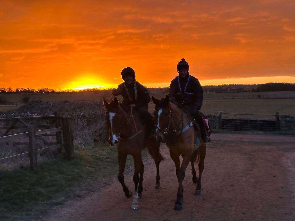 KeighleyTeam's tweet photo. Sunrise in the North Cotswolds. Warmed up to -2! 🥶
#TeamKeighley #BePartOfIt https://t.co/Jze8fiZPfi
