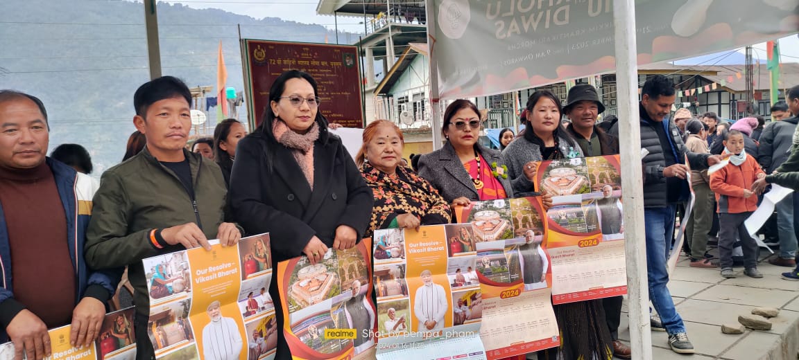 PIBGangtok's tweet photo. #HamaraSankalpViksitBharat
Empowering every citizen with information on Government schemes.

#ViksitBharatSankalpYatra arrives in #Darap GPU under 02 Yangthang Constituency in West #Sikkim.

#ViksitBharat 

@narendramodi @PSTamangGolay
@ianuragthakur https://t.co/r9szIvMhGf