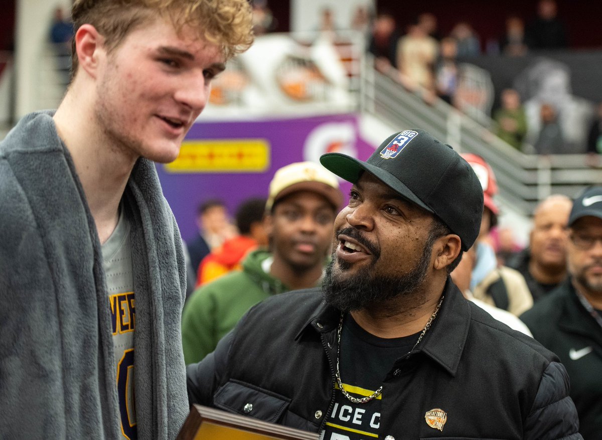 SpfldCollege's tweet photo. Check out the Day 4 highlights at the 2024 Spalding Hoophall Classic high school basketball tournament at Springfield Collegeโs Blake Arena ๐๐ป
#ShakeBlake #SpringfieldCollege #BirthPlaceOfBasketball #JamesNaismith https://t.co/GBHvx1GWAs