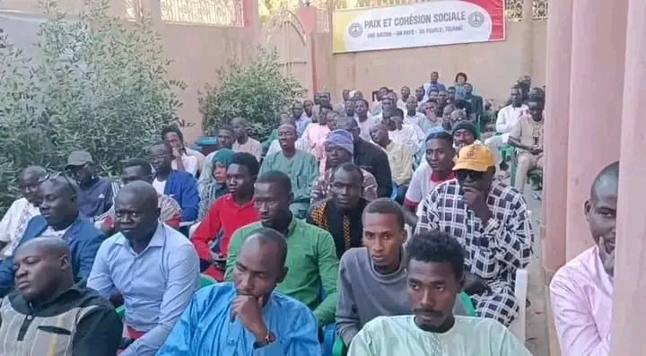 D_Djombe's tweet photo. En avant avec #PCS ✊✊Rencontre des référents et mobilisateurs avec le président Masri Moustapha  pour un échange fructueux et divers orientations à la cité de Toumaï. 
#PCS    Ensemble nous pouvons ✊✊✌️✌️ https://t.co/N8lHnRpJZA