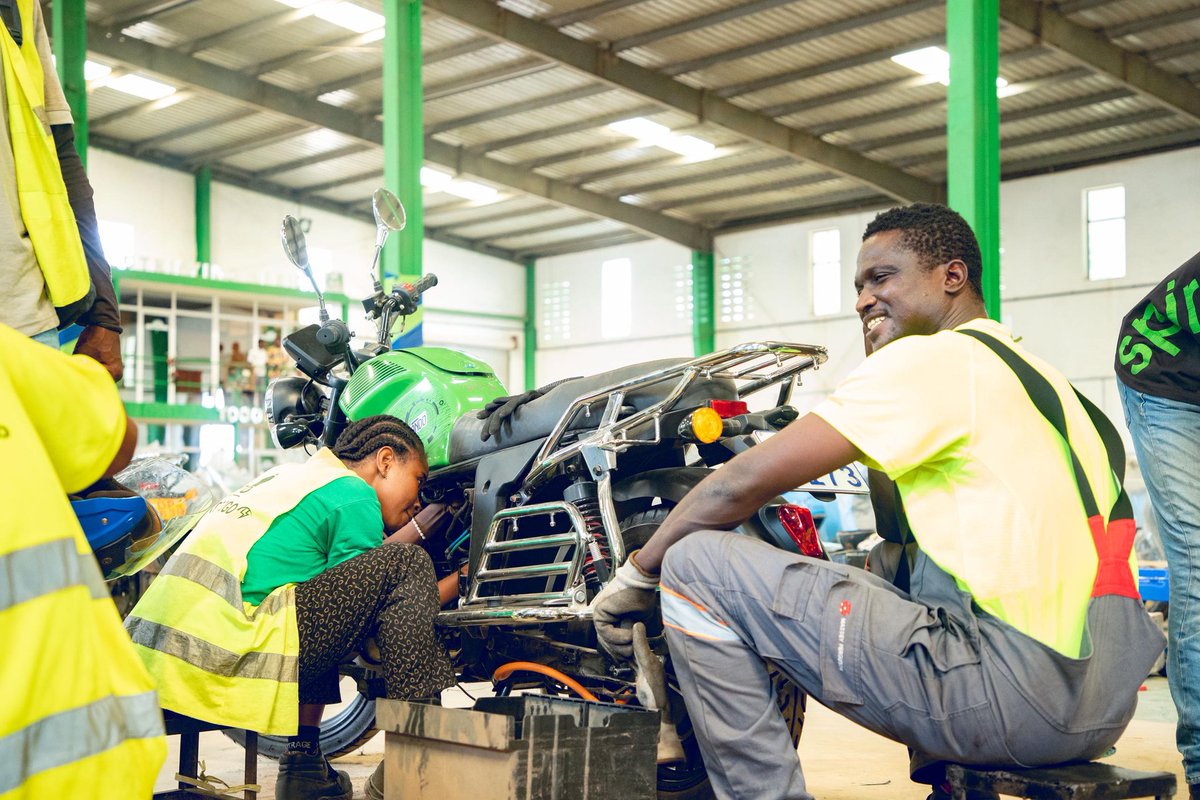 ZikDePartout's tweet photo. Le Togo affirme sa position de leader en Afrique dans le domaine de la MOBILITÉ ÉLECTRIQUE avec SPIRO🇹🇬

Dotée d'une capacité de production de 1000 MOTOS par JOUR, l'usine incarne l'avenir de la mobilité durable.  

#Arise #Spiro #PIA https://t.co/4d8FPHHie2