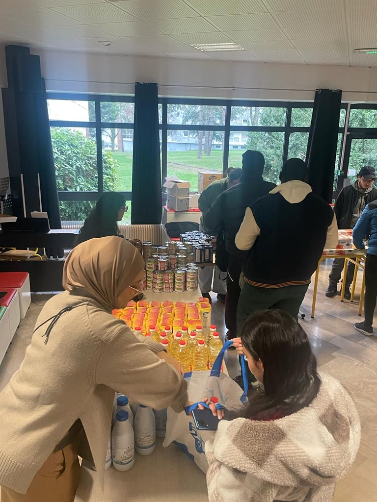 HTerre_ONG's tweet photo. 𝗣𝗮𝗻𝗶𝗲𝗿 𝘀𝗼𝗹𝗶𝗱𝗮𝗶𝗿𝗲 𝗟𝗶𝗹𝗹𝗲 &amp; 𝗔𝗺𝗶𝗲𝗻𝘀

Ce week-end, en partenariat avec @EMFasso , + de 150 colis alimentaires ont été distribué aux étudiants à #Lille et à #Amiens.  #Merci à nos généreux donateurs ! https://t.co/qBVSNtB8wU