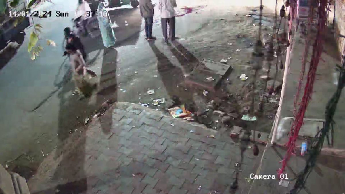 true93754015's tweet photo. This is Ahmedabad Rabari colony Amraiwadi dar hai hi nahi inke pass police bhi kuch kaam ki nahi hai aaye din roj murder hota hai yaha @AhmedabadPolice @GujaratPolice @HMOIndia @DspGujarat @narendramodi @Bhupendrapbjp @dgpgujarat @VikasSahayIPS https://t.co/IEk3bWTXSM