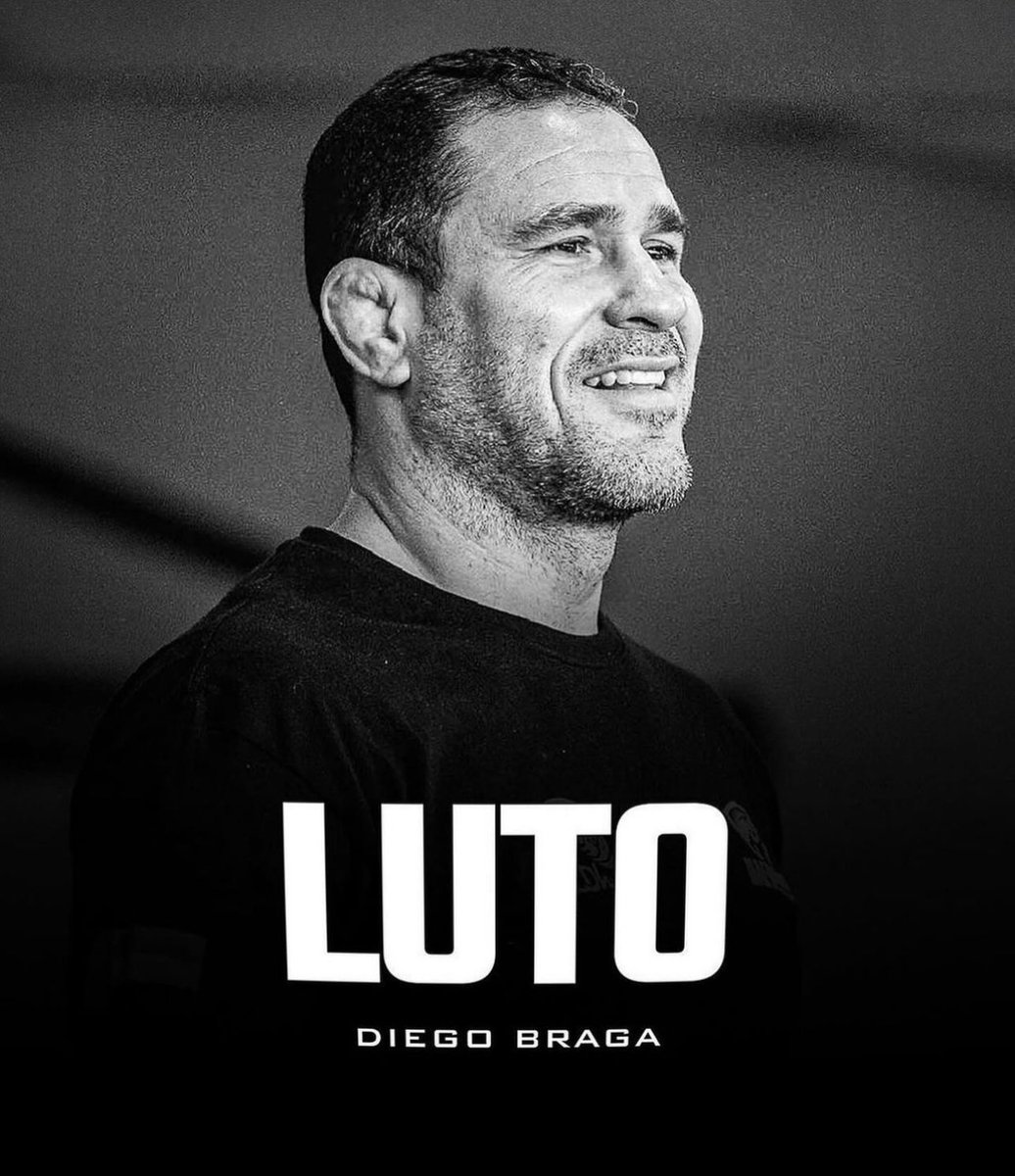 BolsonaroSP's tweet photo. O Rio de Janeiro não continua lindo. Meu pesar aos familiares do lutador Diego Braga assassinado após tentar recuperar sua moto furtada no morro do Banco.

Vale lembrar que há 3 anos a polícia é impedida de entrar em favelas dominadas por criminosos devido a uma ação do PSB (partido de Dino e Freixo) que foi acatada pelo ministro STF Fachin. O uso de helicópteros também foi restringido. De mãos atadas, a polícia não trabalha preventivamente, mas sim só após tragédias como esta.

Além disso, qual a chance do assassino estar solto mesmo tendo uma ficha criminal de dar a volta no quarteirão? Qual a chance dele ter envolvimento com o tráfico? E a qual a chance da vítima desarmada reagir? Eis aí o tripé da criminalidade mais uma vez. Pense num crime violento sem (1) desencarceramento, (2) tráfico e (3) desarmamento. Difícil, né? Neste tripé que eu trabalho para evitar crimes como este, bem como a esquerda atua em sentido contrário.

Ao menos o senado tem o dever moral de aprovar redução da maioridade penal e fim das saídas temporárias de presídios, pois a vida do Diego Braga, infelizmente, não retornará...