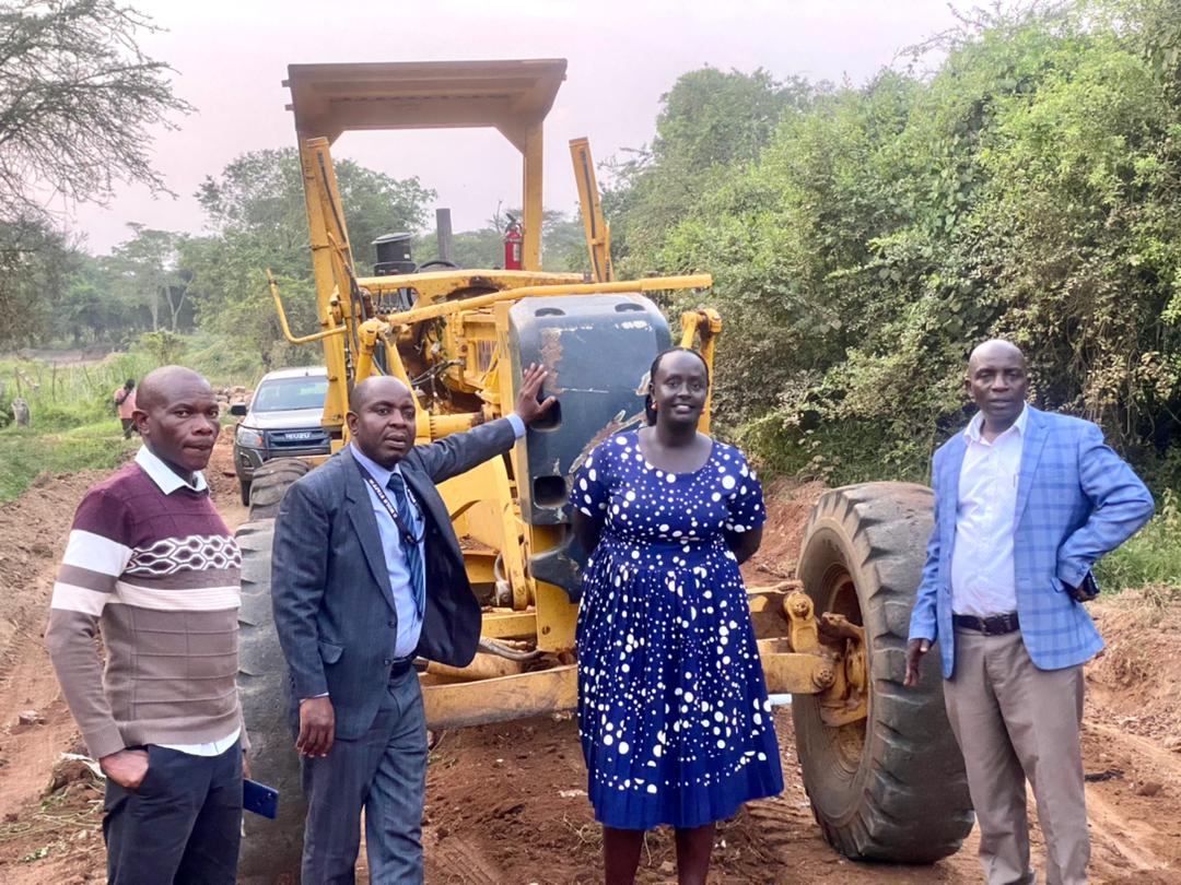 smugisha2014's tweet photo. Yesterday, the district team led by RDC,DCAO and chairman LC V launched the construction of Buremba, Kyampangara Kazo Road, which  was affected  by heavy downpours https://t.co/Z7U1r2GeSz