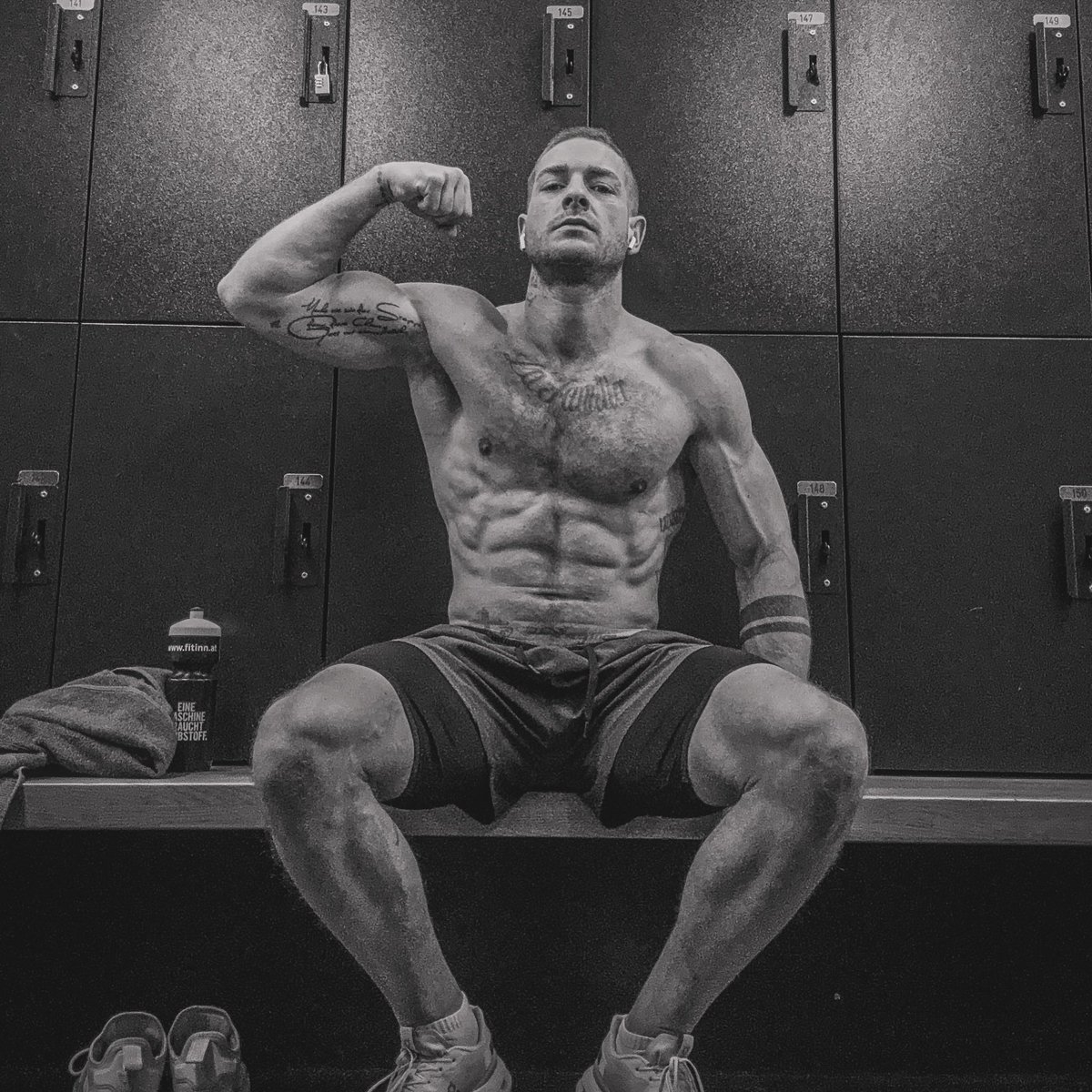 StellerVincent's tweet photo. It is better to be a warrior in a garden, than a gardener in a war. ⚔️
#mindset #mindsetiseverything #mindsetmatters #buildyourbody #buildyourselfup #growth #training #body #bodygoals #bodytransformation #getstrong #gym #gymlife #gymmotivation #gymrat #growth #gain https://t.co/s5hY62KXp8