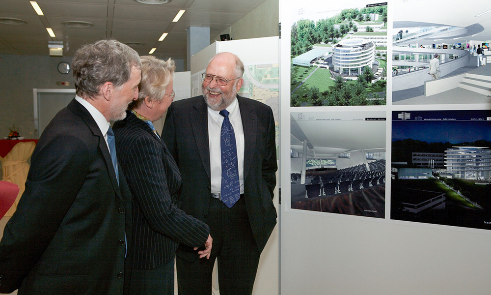 A pivotal conversation 20 years ago led to the creation of the iconic 'double-helix building' that is EMBL's Advanced Training Centre. Learn more about this in our first of 12 EMBL Moments of Philanthropy. #EMBL50 embl.org/news/lab-matte…