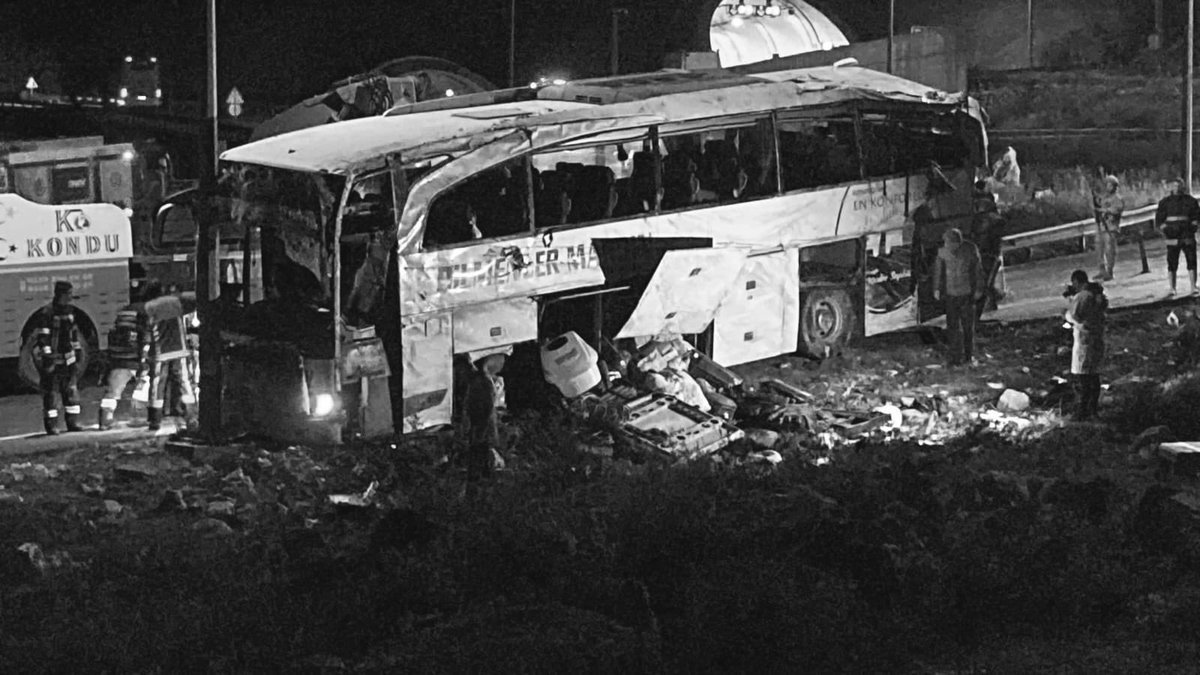 onderryucel's tweet photo. Mersin-Antalya karayolu Aydıncık ilçesi çıkışında meydana gelen otobüs kazasında hayatını kaybedenlere Allah’tan rahmet, yaralılarımıza acil şifalar diliyorum. https://t.co/fwSyKyHXod