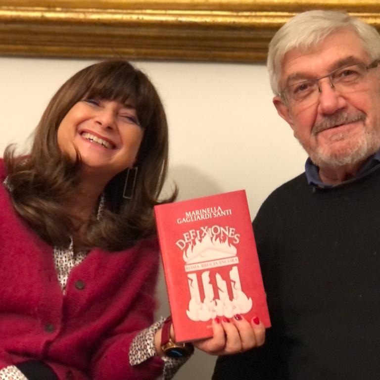 MarinellaGS's tweet photo. Il bel sorriso di questa lettrice del mio "Defixiones Roma brucia ancora", è il migliore augurio per il nuovo anno per me e per tutti voi!

#defixionesromabruciancora #curcio
#chicelofafarediandarpermare #ilfrangente
#burrascapertre #golem #nautica https://t.co/YqGrKpf63G