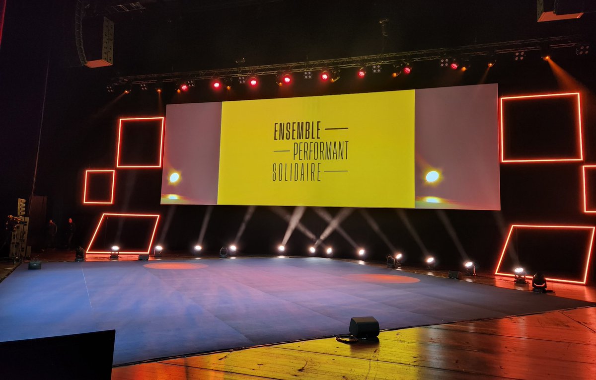 Superbe scène pour l'événement de lancement du plan stratégique 2024-2027 Ensemble Performant Solidaire de <a href="/CreditMutuelAF/">Crédit Mutuel Alliance Fédérale</a> à Lyon.