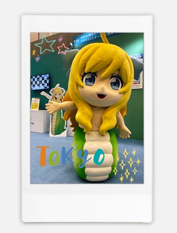 jashinchan_PJ's tweet photo. 【10万突破記念】東京国際フォーラムで行われた #NTTドコモ さんの展示会でパチリ！邪神ちゃんインパクトのかわいくてださいチェキをRT/リポストしてくれたフォロワーの方1名さまに差し上げます！（〆1/23）
#邪神ちゃんドロップキック #jcdk