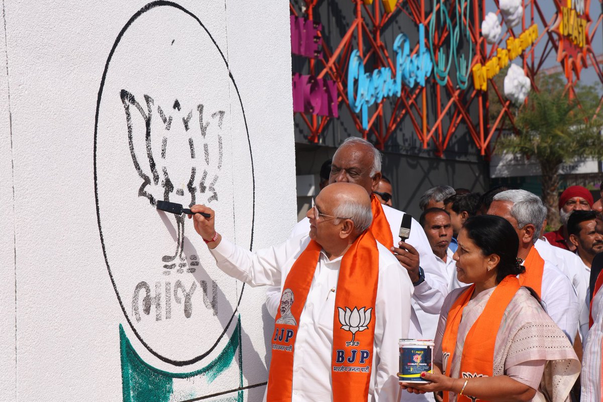 Bhupendrapbjp's tweet photo. લોકસભા ચૂંટણી 2024 નિમિત્તે ભારતીય જનતા પાર્ટીએ દેશવ્યાપી દિવાલ લેખન અને ભીંત ચિત્રણ અભિયાન શરૂ કર્યું છે. આજે ગાંધીનગર લોકસભા ક્ષેત્રના ગોતા વિસ્તારમાં “ફરી એક વાર મોદી સરકાર” સૂત્ર લખીને આ અભિયાનને આગળ વધાર્યું. 

માનનીય પ્રધાનમંત્રી શ્રી નરેન્દ્રભાઈ મોદી સાહેબના નેતૃત્વમાં આજે ભારતે સર્વાંગીણ વિકાસ થકી વિશ્વમાં આગવું સ્થાન બનાવ્યું છે. પક્ષના કર્મઠ કાર્યકર્તાઓનો ઉત્સાહ બુલંદી પર છે. માનનીય મોદીજીએ વિકાસની ગેરંટીને પૂરી કરી બતાવી છે અને ભારતના જન-જનના જીવનને સુખ, શાંતિ, સમૃદ્ધિ, સલામતી, સ્વાસ્થ્યથી સભર બનાવ્યું છે. આથી જ તો, મોદીજીને ફરી એકવાર દેશના વડાપ્રધાન પદે આરુઢ કરાવવા નાગરિકોની આતુરતા ઉડીને આંખે વળગે તેવી છે. 

#FirEkBaarModiSarkar
#ModiKiGuarantee