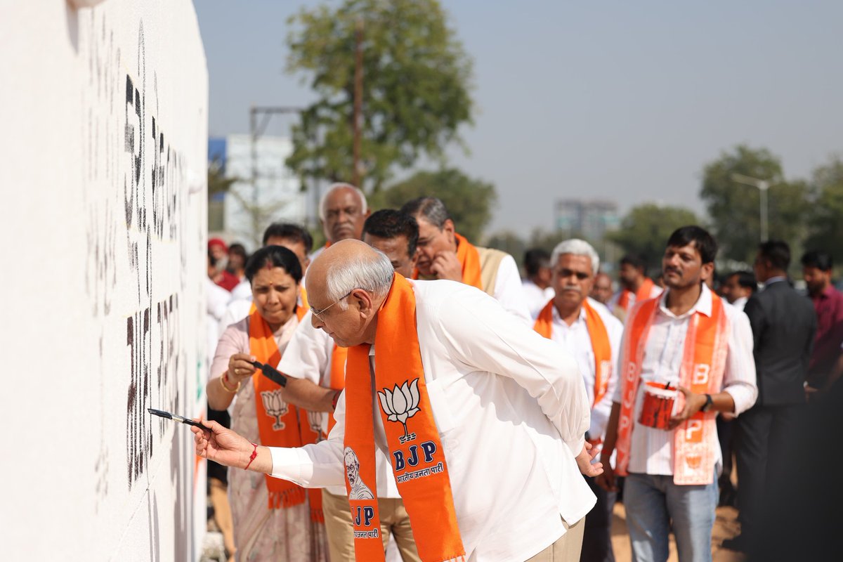 Bhupendrapbjp's tweet photo. લોકસભા ચૂંટણી 2024 નિમિત્તે ભારતીય જનતા પાર્ટીએ દેશવ્યાપી દિવાલ લેખન અને ભીંત ચિત્રણ અભિયાન શરૂ કર્યું છે. આજે ગાંધીનગર લોકસભા ક્ષેત્રના ગોતા વિસ્તારમાં “ફરી એક વાર મોદી સરકાર” સૂત્ર લખીને આ અભિયાનને આગળ વધાર્યું. 

માનનીય પ્રધાનમંત્રી શ્રી નરેન્દ્રભાઈ મોદી સાહેબના નેતૃત્વમાં આજે ભારતે સર્વાંગીણ વિકાસ થકી વિશ્વમાં આગવું સ્થાન બનાવ્યું છે. પક્ષના કર્મઠ કાર્યકર્તાઓનો ઉત્સાહ બુલંદી પર છે. માનનીય મોદીજીએ વિકાસની ગેરંટીને પૂરી કરી બતાવી છે અને ભારતના જન-જનના જીવનને સુખ, શાંતિ, સમૃદ્ધિ, સલામતી, સ્વાસ્થ્યથી સભર બનાવ્યું છે. આથી જ તો, મોદીજીને ફરી એકવાર દેશના વડાપ્રધાન પદે આરુઢ કરાવવા નાગરિકોની આતુરતા ઉડીને આંખે વળગે તેવી છે. 

#FirEkBaarModiSarkar
#ModiKiGuarantee