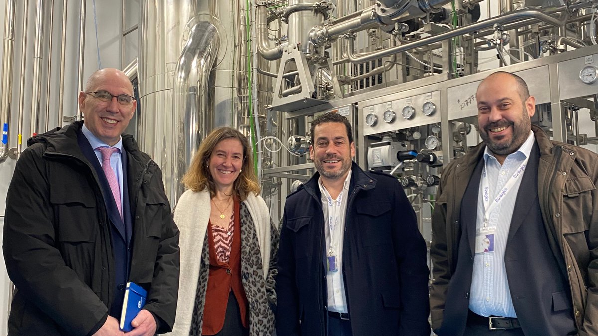 😁 Exciting day at #53Biologics! Welcomed @CarlosMTob  and Beatriz Casado from @empresasjcyl  for an insightful visit. Explored our cutting-edge facilities, including our Non-GMP plant and GMP plants (200L and 2000L). #LosParquesAportan