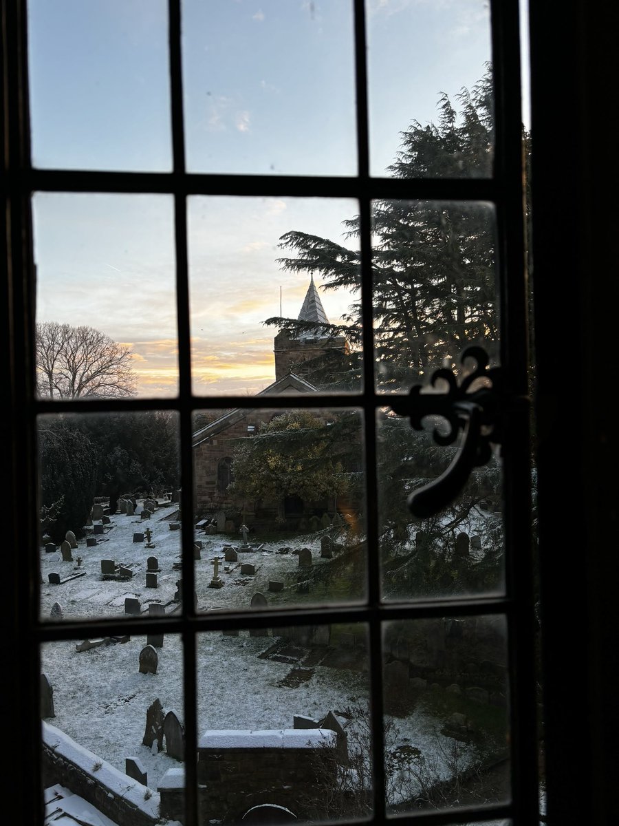 CanonLeighRich's tweet photo. Beautiful frosty start to the day with a light dusting #theviewfrommywindow @gladlib https://t.co/xKXIXAg6Vi