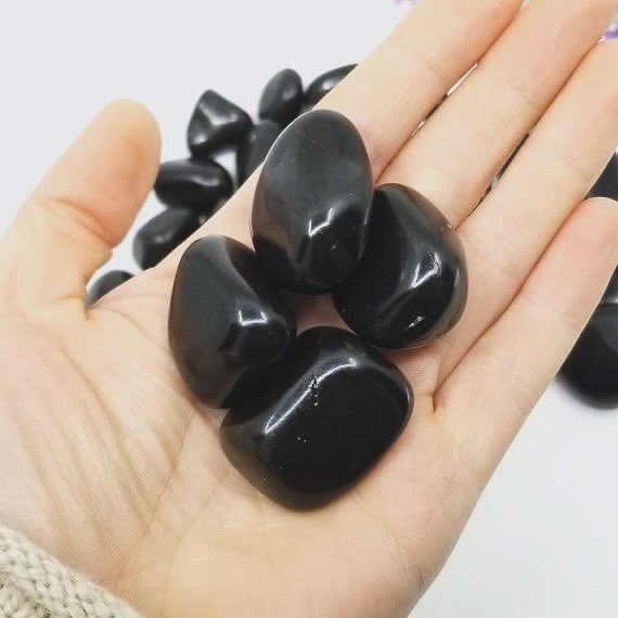 #BlackTourmaline is one of the most powerful crystals for protection & elimination of negative energy. Not only does it create a protective bubble around your home, but it also helps to put an energetic boundary between you and others.
#HealingCrystal