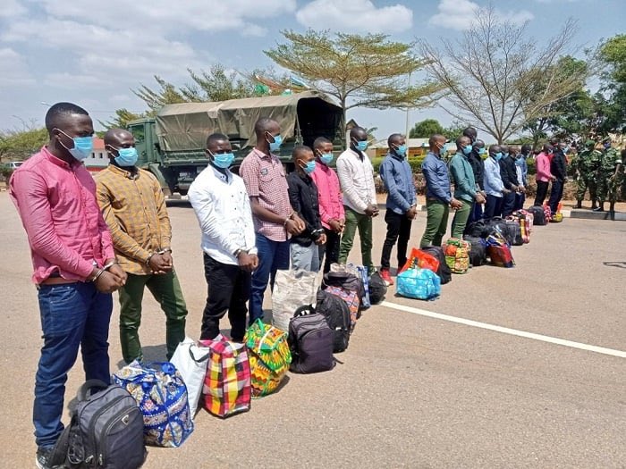 albcontact's tweet photo. #Burundi 🇧🇮
Est ce que le CNDD-FDD sous @GeneralNeva se rappelle que le #Rwanda 🇷🇼 a toujours considéré le Burundi comme un pays frère?
- le 🇷🇼avait déboursé pour le 🇧🇮 des cotisations dues à l’EAC…
- En RCA, République Centre Africaine, le contingent #RDF avait sauvé le contingent @fdnbbi d’extermination par les rebelles…
- les RDF étaient venu en renfort pour éteindre l’incendie qui avait commencé à ravager le marché central de Bujumbura
- le 🇷🇼 avait arrêté des combattants du RED Tabara et remis au 🇧🇮
- dernièrement le 🇷🇼 avait prévenu @GeneralNeva qu’il allait être frappé d’un coup d'état et l’a aidé à le déjouer…
Neva joue aux dames pourtant!