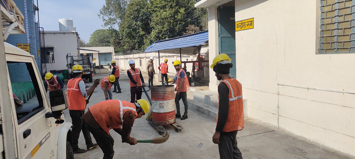jeworkshopltp's tweet photo. स्वच्छता अभियान के अंतर्गत विद्युत कार्यशाला केंद्र ललितपुर में साफ सफाई का कार्य किया जा रहा है। @dvvnlhq @dvvnllalitpur2 @UPGovt @UPPCLLKO @mduppcl @MDDVVNL @DvvnlDirectorT @Rakeshsbly @Dheeraj24976641 @ChairmanUppcl @dvvnljhansi https://t.co/QNJ5yy2fEA