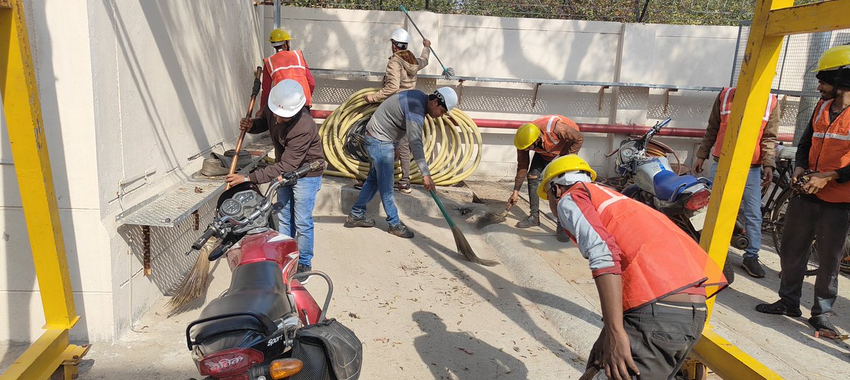 jeworkshopltp's tweet photo. स्वच्छता अभियान के अंतर्गत विद्युत कार्यशाला केंद्र ललितपुर में साफ सफाई का कार्य किया जा रहा है। @dvvnlhq @dvvnllalitpur2 @UPGovt @UPPCLLKO @mduppcl @MDDVVNL @DvvnlDirectorT @Rakeshsbly @Dheeraj24976641 @ChairmanUppcl @dvvnljhansi https://t.co/QNJ5yy2fEA