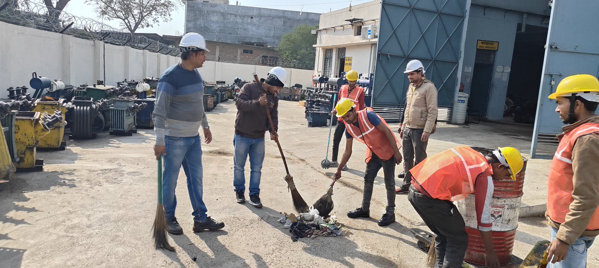jeworkshopltp's tweet photo. स्वच्छता अभियान के अंतर्गत विद्युत कार्यशाला केंद्र ललितपुर में साफ सफाई का कार्य किया जा रहा है। @dvvnlhq @dvvnllalitpur2 @UPGovt @UPPCLLKO @mduppcl @MDDVVNL @DvvnlDirectorT @Rakeshsbly @Dheeraj24976641 @ChairmanUppcl @dvvnljhansi https://t.co/QNJ5yy2fEA