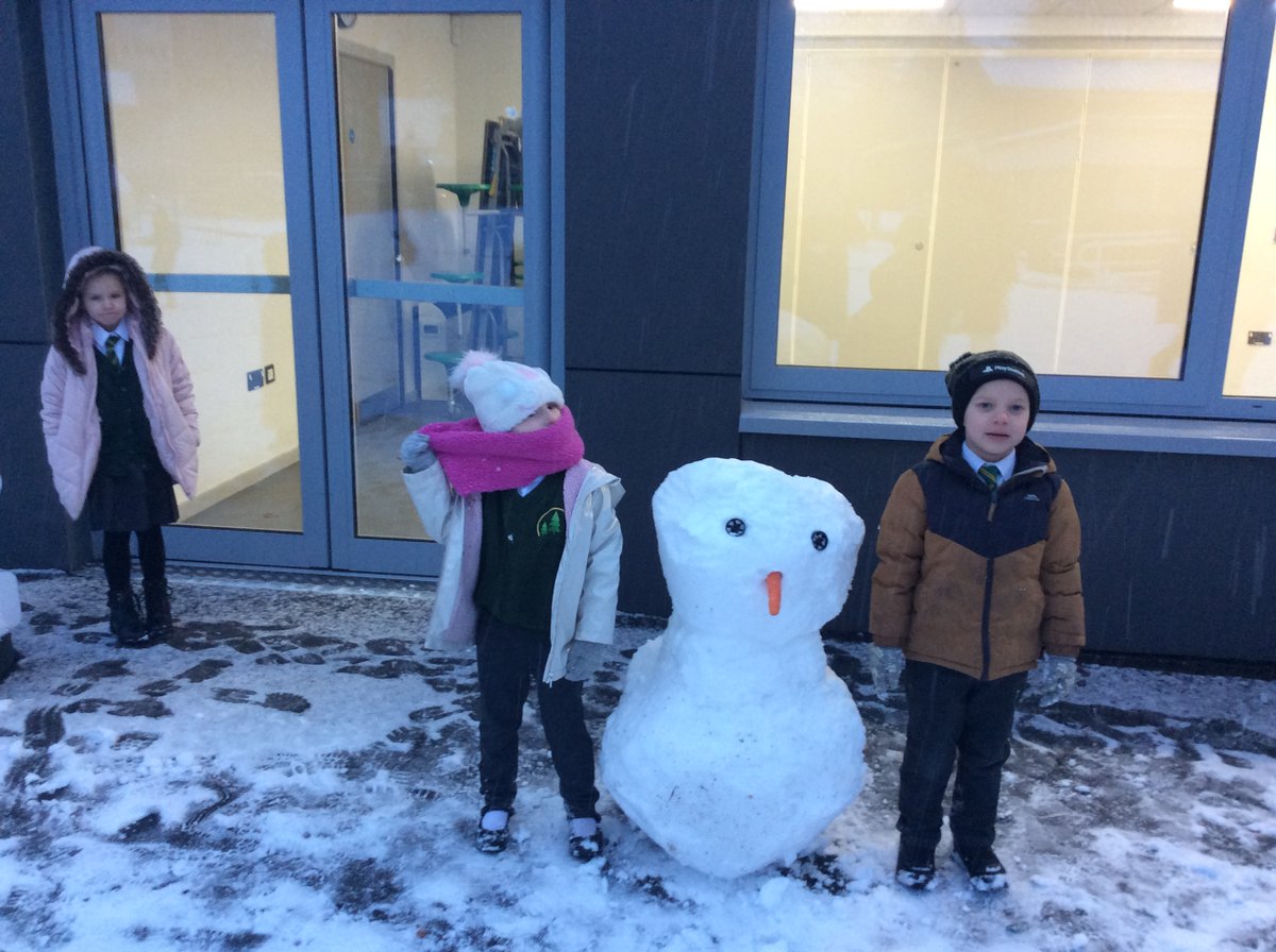 firsprimarysale's tweet photo. It was a cold morning @breakfastclub today. Great #teamwork building a snowman the size of one of our children! ❄☃ https://t.co/rQfE3tpBkP