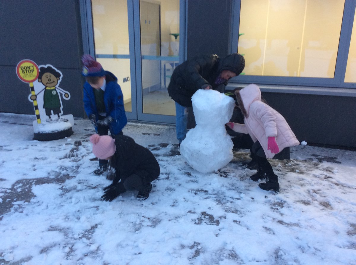 firsprimarysale's tweet photo. It was a cold morning @breakfastclub today. Great #teamwork building a snowman the size of one of our children! ❄☃ https://t.co/rQfE3tpBkP