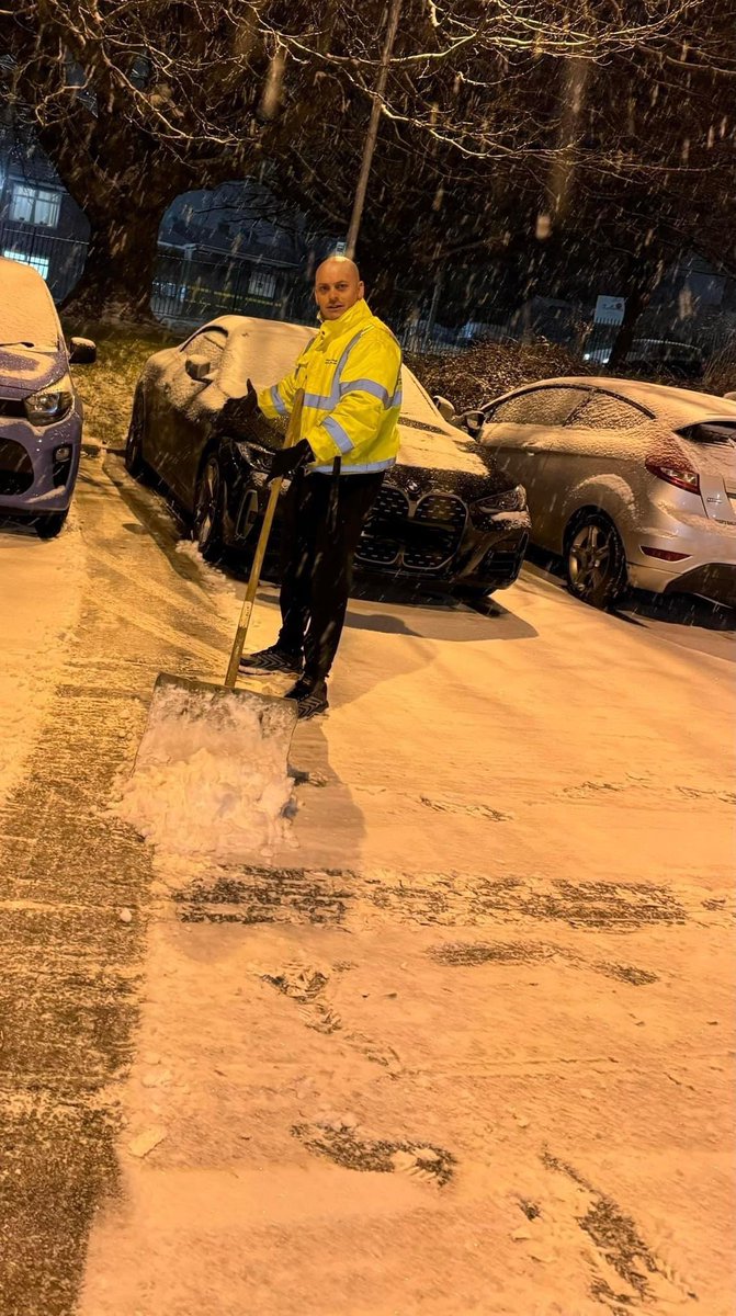 astleysports's tweet image. The Ultimate Workout Experience even as far as making a path to our members cars when it snows ❄️ 😀

#JoinASV #aboveandbeyond