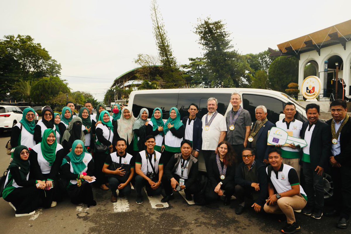 EUAmbPH's tweet photo. Donated two vans worth ₱5 million to the @BangsamoroGovt under the Support to Bangsamoro Transition Programme #SUBATRA. 🙌 This echoes the 🇪🇺's aim to strengthen the regional government's capabilities and enhance #collaboration among key stakeholders. 

#BiyaheNiLuc #EUinPH https://t.co/Ng42PQVhK9