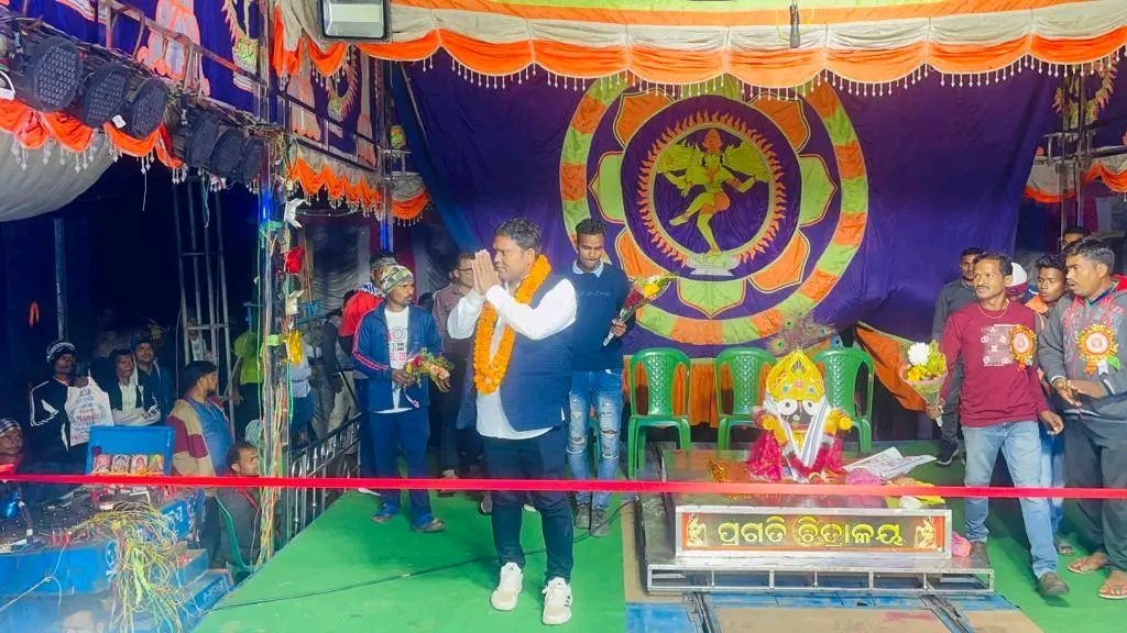 arjun4athmallik's tweet photo. ଆମ ନିର୍ବାଚନ ମଣ୍ଡଳୀ ଆଠମଲ୍ଲିକ ଅନ୍ତର୍ଗତ ବଘୁଆକଟା ଗ୍ରାମର ବାବା ଭୁବନେଶ୍ବର ମନ୍ଦିର ପରିସରରେ ଆୟୋଜିତ ମକର ମେଳାରେ ଯୋଗ ଦେଲି । ଆମ ଭିତରେ ଏହିପରି ଏକତା ଓ ଭାଇଚାରା ବଜାୟ, ମହାପ୍ରଭୁ ଜଗନ୍ନାଥଙ୍କ ପାଖରେ ପ୍ରାର୍ଥନା କରୁଛି  ।
#Athmallik
#makarsankranti
#makarmela https://t.co/DR3ibcJRjL