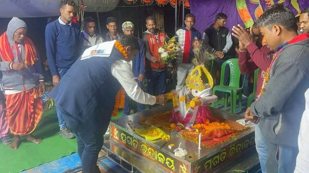 arjun4athmallik's tweet photo. ଆମ ନିର୍ବାଚନ ମଣ୍ଡଳୀ ଆଠମଲ୍ଲିକ ଅନ୍ତର୍ଗତ ବଘୁଆକଟା ଗ୍ରାମର ବାବା ଭୁବନେଶ୍ବର ମନ୍ଦିର ପରିସରରେ ଆୟୋଜିତ ମକର ମେଳାରେ ଯୋଗ ଦେଲି । ଆମ ଭିତରେ ଏହିପରି ଏକତା ଓ ଭାଇଚାରା ବଜାୟ, ମହାପ୍ରଭୁ ଜଗନ୍ନାଥଙ୍କ ପାଖରେ ପ୍ରାର୍ଥନା କରୁଛି  ।
#Athmallik
#makarsankranti
#makarmela https://t.co/DR3ibcJRjL