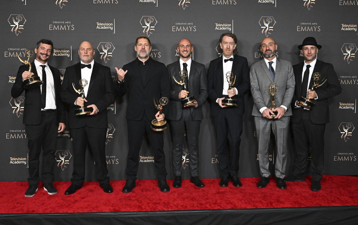 Les Creative Arts #EmmyAwards récompensent cinq chefs opérateurs français
Vincent Kardasik, Alexandre Lesbats, Michael Darrigade, Laurent Pujol et Antoine Chicoye ont été récompensés pour leur travail sur la 2e saison de la #série "100 Foot Wave" (<a href="/HBO/">HBO</a>). 
cnc.fr/series-tv/actu…