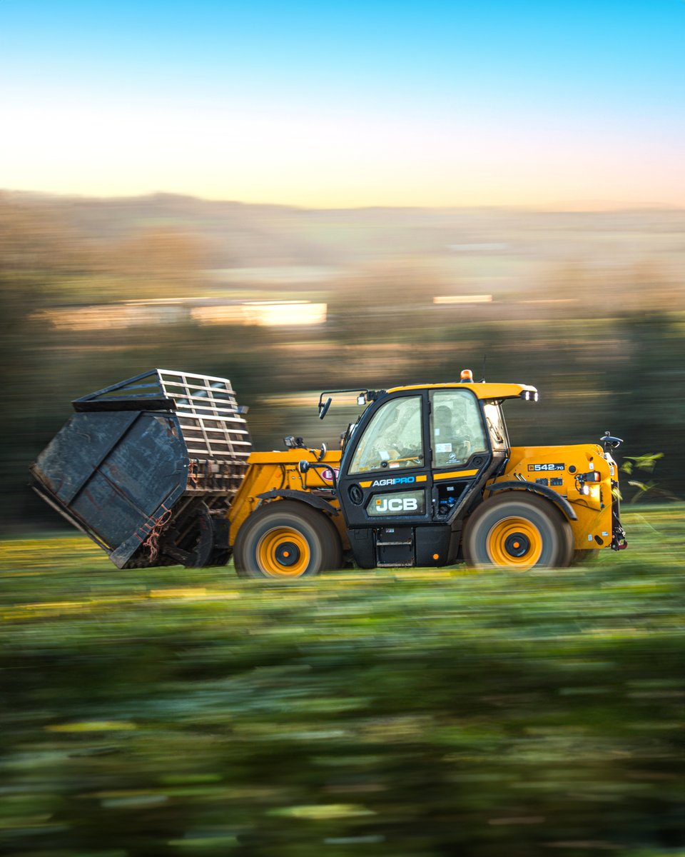 JCBagriculture's tweet photo. Hit the ground running. A #JCB 542-70 AGRIPRO Loadall moving beet near Gorey, Co.Wexford for Kinsella Allenwood Ltd. Discover more: https://t.co/J0tS9NGHf4. #TelehandlerTuesday #JCBmoment
_
Photos by Maurice Allen Photography https://t.co/E9So0uFnyq